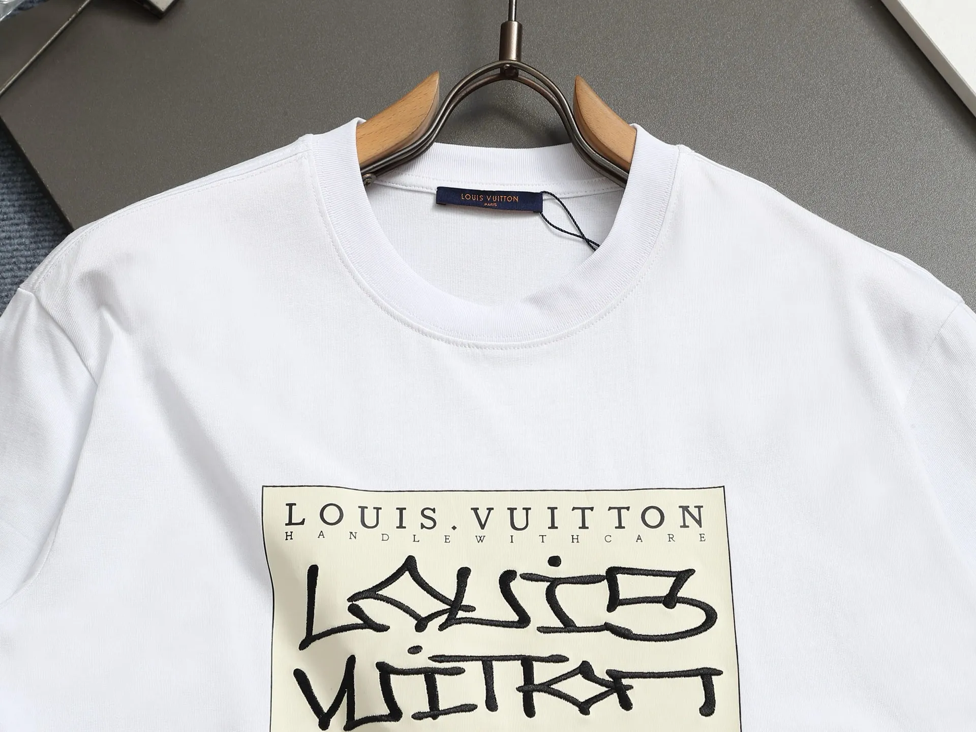 🅿️170 𝐋𝐎𝐔𝐈𝐒 𝐕𝐔𝐈𝐓𝐓𝐎𝐍 𝟐5𝐒𝐒 Printed base embroidered cursive 𝐋𝐨𝐠𝐨 short sleeve 𝐓 shirt Code number: XSSML White Black